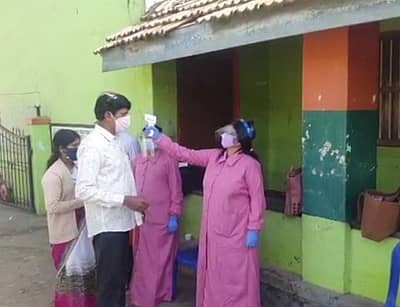 ರಾಯಚೂರು: ಮತಗಟ್ಟೆ ಅಧಿಕಾರಿಗಳಿಂದ ಕೋವಿಡ್ ನಿಯಮ ಪಾಲನೆ