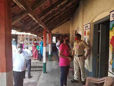 ಉಡುಪಿಯಲ್ಲಿ ಮತ ಚಲಾಯಿಸಲು ನಿಂತಿರುವ ಮತದಾರರು