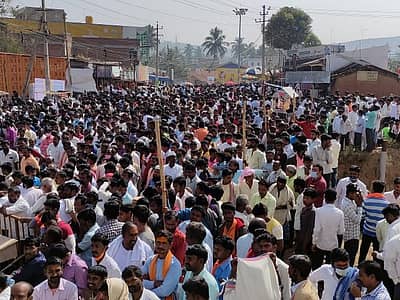 ಬೆಳಗಾವಿ ಜಿಲ್ಲೆ ಸವದತ್ತಿ ಮತ ಎಣಿಕೆ ಕೇಂದ್ರದ ಬಳಿ ಸೇರಿರುವ ಜನಸ್ತೋಮ