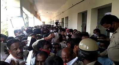 ಚಾಮರಾಜನಗರ: ಪೊಲೀಸರೊಂದಿಗೆ ಅಭ್ಯರ್ಥಿಗಳು ಮತ್ತು ಏಜೆಂಟರ  ಮಾತಿನ ಚಕಮಕಿ.