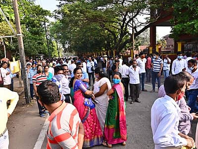 ಕಾರವಾರದಲ್ಲಿ ಫಲಿತಾಂಶ ನಿರೀಕ್ಷೆಯಲ್ಲಿ ಅಭ್ಯರ್ಥಿಗಳು ಹಾಗೂ ಏಜೆಂಟರು