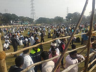 ಮಂಡ್ಯ ಸರ್ಕಾರಿ ಮಹಾವಿದ್ಯಾಲಯ ಎಣಿಕೆ ಕೇಂದ್ರದ ಎದುರು ಸೇರಿರುವ ಜನ