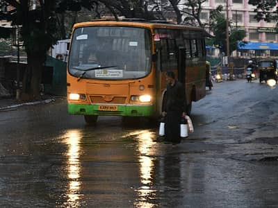ಹುಬ್ಬಳ್ಳಿ:  ಗುರುವಾರ ಬೆಳಿಗ್ಗೆಯಿಂದ ಜಿಟಿ ಜಿಟಿ ಮಳೆ