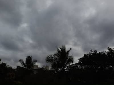 ಹೊಸಪೇಟೆಯಲ್ಲಿ ಕಾರ್ಮೋಡ ಕವಿದಿರುವುದು