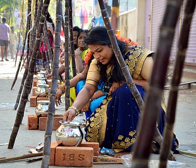 ಬೆಂಗಳೂರು ನಗರದ ಸುಧಾಮನಗರದ ಕೆ.ಎಸ್ ಗಾರ್ಡನ್ ನಲ್ಲಿ ಭಾನುವಾರ ಮಕರ ಸಂಕ್ರಾಂತಿ ಪ್ರಯುಕ್ತ ಸ್ಥಳೀಯ ನಿವಾಸಿಗಳು ಪೊಂಗಲ್ ತಯಾರಿಕೆಯಲ್ಲಿ ತೊಡಗಿದ್ದರು. -ಪ್ರಜಾವಾಣಿ ಚಿತ್ರ/ ರಂಜು ಪಿ