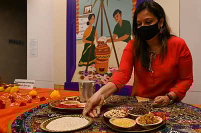 ಸಿಂಗಪೂರನಲ್ಲಿ ಪೊಂಗಲ್‌ ಆಚರಿಸುತ್ತಿರುವ ಯುವತಿ