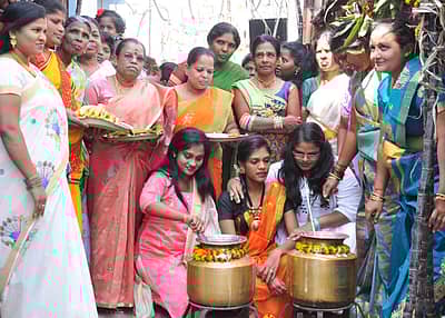 ಹುಬ್ಬಳ್ಳಿಯಲ್ಲಿ ಸಂಕ್ರಾಂತಿ ಆಚರಣೆಯಲ್ಲಿ ತೊಡಗಿರುವ ಯುವತಿಯರು