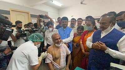 ಶಿವಮೊಗ್ಗದ ಮೆಗ್ಗನ್ ಆಸ್ಪತ್ರೆಯಲ್ಲಿ‌ ಕೋವಿಡ್ ಲಸಿಕೆ‌ ಅಭಿಯಾನಕ್ಕೆ ಸಚಿವ ಕೆ.ಎಸ್. ಈಶ್ವರಪ್ಪ ಚಾಲನೆ ನೀಡಿದರು.‌ ಸಂಸದ ಬಿ.ವೈ.‌ ರಾಘವೇಂದ್ರ ಉಪಸ್ಥಿತರಿದ್ದರು.