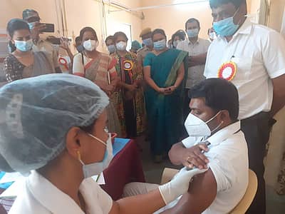 ರಾಮನಗರದ ಆರೋಗ್ಯ ಇಲಾಖೆಯ ಡಿ ಗ್ರೂಪ್ ನೌಕರ ಶಿವಾನಂದ ಮೊದಲಿಗರಾಗಿ ಲಸಿಕೆ ಪಡೆದರು.