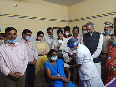 ಶಿರಸಿ ನಗರದ ಪಂಡಿತ ಸಾರ್ವಜನಿಕ ಆಸ್ಪತ್ರೆಯಲ್ಲಿ ವಿಧಾನಸಭಾ ಅಧ್ಯಕ್ಷ ವಿಶ್ವೇಶ್ವರ ಹೆಗಡೆ ಕಾಗೇರಿ ಅವರು ಕೋವಿಡ್‌ ಲಸಿಕೆ ಅಭಿಯಾನಕ್ಕೆ ಚಾಲನೆ ನೀಡಿದರು.