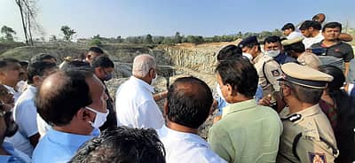 ಮುಖ್ಯಮಂತ್ರಿ ಬಿ.ಎಸ್‌.ಯಡಿಯೂರಪ್ಪ ಅವರು ಅಧಿಕಾರಿಗಳಿಂದ ಮಾಹಿತಿ ಪಡೆದರು.