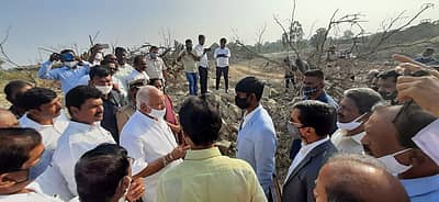 ಮುಖ್ಯಮಂತ್ರಿ ಬಿ.ಎಸ್.ಯಡಿಯೂರಪ್ಪ ಅವರು ಅಧಿಕಾರಿಗಳೊಂದಿಗೆ ಚರ್ಚೆ ನಡೆಸಿದರು.