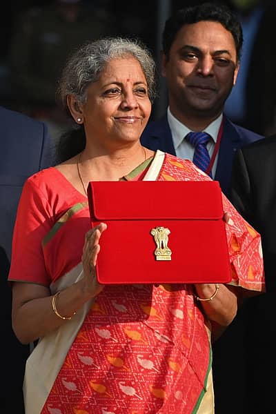 ಟ್ಯಾಬ್ ಪ್ರದರ್ಶಿಸುತ್ತಿರುವ ನಿರ್ಮಲಾ ಸೀತಾರಾಮನ್: : ಎಎಫ್‌ಪಿ ಚಿತ್ರ