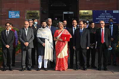 ನಿರ್ಮಲಾ ಸೀತಾರಾಮನ್ ಟ್ಯಾಬ್ ಹಿಡಿದು ರಾಜ್ಯ ಸಚಿವ ಅನುರಾಗ್ ಠಾಕೂರ್, ಅಧಿಕಾರಿಗಳ ಜೊತೆ ಹಣಕಾಸು ಸಚಿವಾಲಯದಿಂದ ಹೊರಟರು: : ಎಎಫ್‌ಪಿ ಚಿತ್ರ 