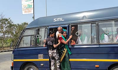 ಬೆಳಗಾವಿ: ಪ್ರತಿಭಟನೆ ನಡೆಸುತ್ತಿದ್ದ ರೈತ ಮುಖಂಡರನ್ನು ಪೊಲೀಸರು ವಶಕ್ಕೆ ಪಡೆದರು