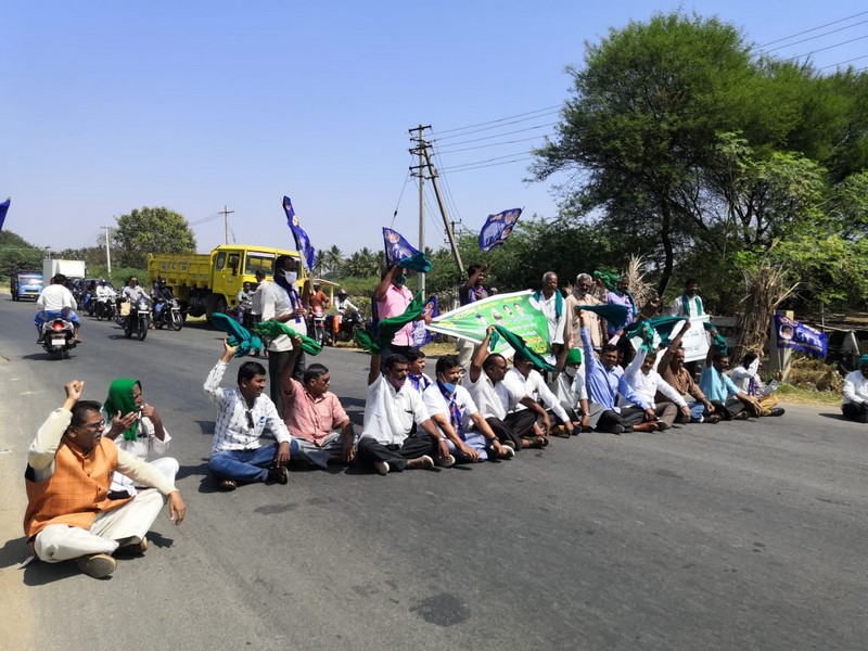 PHOTOS | ಚಕ್ಕಾ ಜಾಮ್; ರಾಜ್ಯದಲ್ಲಿ ಹೆದ್ದಾರಿ ಬಂದ್ ಮಾಡಿ ಪ್ರತಿಭಟಿಸಿದ ರೈತರು