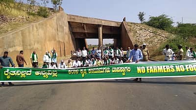 ಹುಬ್ಬಳ್ಳಿ ನವಲಗುಂದ ರಸ್ತೆಯ ಕಿರೆಸೂರಿನ ಬಲದಂಡೆ ಕಾಲುವೆ ಬಳಿಯ ಹೆದ್ದಾರಿಯಲ್ಲಿ ವಾಹನ ಸಂಚಾರ ತಡೆದು ಪ್ರತಿಭಟನೆ