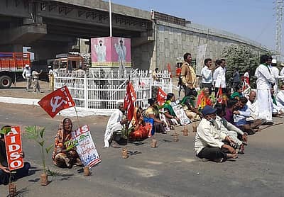 ರೈತರಿಂದ  ಹುಬ್ಬಳ್ಳಿ-ಕಲಬುರ್ಗಿ ರಾಷ್ಟ್ರೀಯ ಹೆದ್ದಾರಿ ತಡೆ