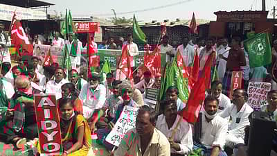 ಕುರುಕೋಡು ತಾಲ್ಲೂಕು ಕೋಳೂರು ಕ್ರಾಸ್  ಬಳಿ ರೈತ ಸಂಘಟನೆಗಳ ಮುಖಂಡರು  ಶ್ರೀರಂಗಪಟ್ಟಣ ಬೀದರ್  ರಾಜ್ಯ ಹೆದ್ದಾರಿ ತಡೆದರು