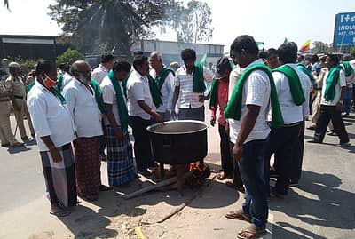 ಮಂಡ್ಯ: ಹೆದ್ದಾರಿಯಲ್ಲೇ ಅಡುಗೆ ಮಾಡುತ್ತಿರುವ ರೈತರು