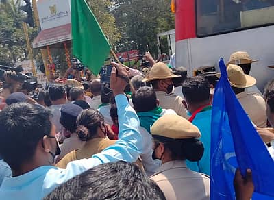 ಮೈಸೂರಿನಲ್ಲಿ ಪ್ರತಿಭಟನಕಾರರನ್ನು ಬಂಧಿಸಲಾಯಿತು