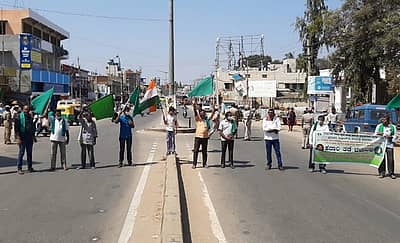 ತಿಪಟೂರು ತಾಲ್ಲೂಕಿನಲ್ಲಿ ರಾಷ್ಟ್ರೀಯ ಹೆದ್ದಾರಿ 206 ನಲ್ಲಿ ರೈತರ ಪ್ರತಿಭಟನೆ