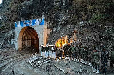 ಹಿಮ ಕುಸಿತದಿಂದಾಗಿ ಏಕಾಏಕಿ ಉಕ್ಕಿ ಹರಿದ ನದಿ