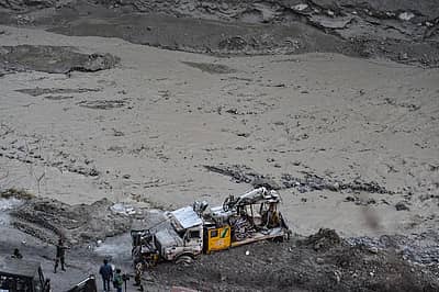 ತಪೋವನದಲ್ಲಿ ರಕ್ಷಣಾ ಕಾರ್ಯಾಚರಣೆಯ ವಾಹನ ಕೆಸರಿನಲ್ಲಿ ಸಿಲುಕಿರುವ ದೃಶ್ಯ