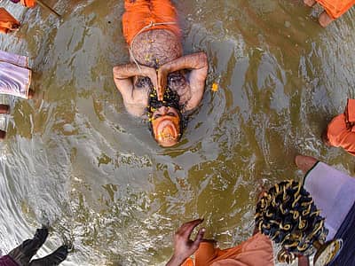 ಯೋಗದೊಂದಿಗೆ ವಿಶೇಷ ಪ್ರಾರ್ಥನೆಯನ್ನು ಸಲ್ಲಿಸುತ್ತಿರುವ ಸಾಧು ಸಂತರು