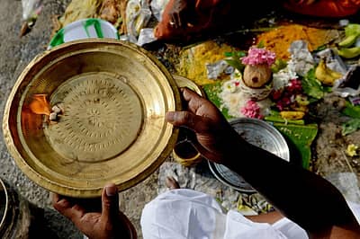 ಆರತಿ ಬೆಳಗುತ್ತಿರುವ ದೃಶ್ಯ
