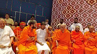 ಸಮಾರಂಭದಲ್ಲಿ ಸ್ವಾಮೀಜಿಗಳು