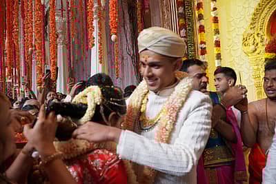 ಐಶ್ವರ್ಯಾ ಅವರಿಗೆ ಅಮರ್ತ್ಯ ಹೆಗ್ಡೆ ತಾಳಿ ಕಟ್ಟಿದರು.