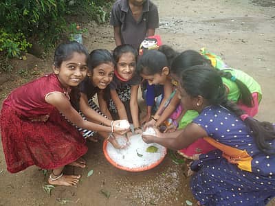 ಮಕ್ಕಳು ಬೊಗಸೆಯಲ್ಲಿ ಆಲಿಕಲ್ಲು ಎತ್ತಿ ಸಂಭ್ರಮಿಸಿದರು