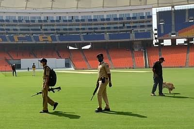 ಕ್ರೀಡಾಂಗಣದ ಮಧ್ಯದಲ್ಲಿ 11 ಪಿಚ್‌ಗಳು ಇವೆ