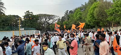 ರಸ್ತೆ ಸಂಚಾರ ತಡೆದು ಪ್ರತಿಭಟನೆ ನಡೆಸುತ್ತಿರುವ ಪಂಚಮಸಾಲಿ ಜನ