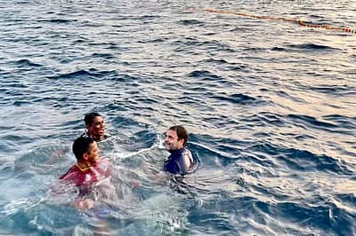 ಸಮುದ್ರದಲ್ಲಿ ಮೀನುಗಾರರೊಂದಿಗೆ ಈಜುತ್ತಿರುವ ಕಾಂಗ್ರೆಸ್‌ ನಾಯಕ ರಾಹುಲ್‌ ಗಾಂಧಿ
