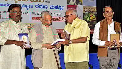 ಸಾಹಿತಿ ಎಚ್.ಎಸ್.ವೆಂಕಟೇಶ ಮೂರ್ತಿ (ಎಡದಿಂದ ಮೂರನೇಯವರು), ಪತ್ರಕರ್ತ ಶ್ರೀಧರ್ ಮೂರ್ತಿ ಮತ್ತು ಲೇಖಕ ಡಾ.ನಾ ದಾಮೋದರ ಶೆಟ್ಟಿ ಅವರೊಂದಿಗೆ ಲೇಖಕ ಡಾ.ಎನ್.ಎಸ್ ಲಕ್ಷ್ಮೀನಾರಾಯಣ ಭಟ್ಟ (ಎಡದಿಂದ ಎರಡನೇಯವರು).