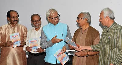 ಕಾರ್ಯಕ್ರಮವೊಂದರಲ್ಲಿ (ಎಡದಿಂದ) ಗಾಯಕ ವೈ.ಕೆ ಮುದ್ದುಕೃಷ್ಣ, ಗೋಪಾಲಕೃಷ್ಣ ಅಡಿಗರ ಮಗ ಪ್ರದ್ಯುಮ್ನ ಅಡಿಗ, ಕವಿ ಡಾ. ಸುಮತೀಂದ್ರ ನಾಡಿಗ್, ಕವಿ ಡಾ.ಎನ್.ಎಸ್ ಲಕ್ಷ್ಮೀನಾರಾಯಣ ಭಟ್ಟ ಮತ್ತು ವಿಮರ್ಶಕ ಡಾ. ನರಹಳ್ಳಿ ಬಾಲಸುಬ್ರಮಣ್ಯ -ಪ್ರಜಾವಾಣಿ ಚಿತ್ರ