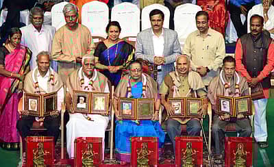 ಕರ್ನಾಟಕ ಸಾಹಿತ್ಯ ಅಕಾಡೆಮಿಯು ಬೆಂಗಳೂರಿನಲ್ಲಿ ಆಯೋಜಿಸಿದ್ದ ಕಾರ್ಯಕ್ರಮದಲ್ಲಿ ಪ್ರೊ. ಸೋಮಶೇಖರ ಇಮ್ರಾಪುರ, ಬನ್ನಂಜೆ ಗೋವಿಂದಾಚಾರ್ಯ, ಕಸ್ತೂರಿ ಬಾಯರಿ, ಲಕ್ಷ್ಮೀನಾರಾಯಣ ಭಟ್ಟ ಹಾಗೂ ಪ್ರೊ. ಎಚ್‌. ಜೆ. ಲಕ್ಕಪ್ಪಗೌಡ ಅವರಿಗೆ 2017ನೇ ವರ್ಷದ ಗೌರವ ಪ್ರಶಸ್ತಿ ನೀಡಿ ಗೌರವಿಲಾಯಿತು. ಡಾ. ಅರವಿಂದ ಮಾಲಗತ್ತಿ, ಸಚಿವೆ ಉಮಾಶ್ರೀ, ಮನು ಬಳಿಗಾರ್‌ ಹಾಗೂ ಎನ್‌.ಆರ್‌. ವಿಶುಕುಮಾರ್‌ ಇದ್ದಾರೆ –ಪ್ರಜಾವಾಣಿ ಚಿತ್ರ