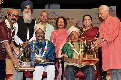 ಕೆ.ಎಸ್. ನರಸಿಂಹಸ್ವಾಮಿ ಟ್ರಸ್ಟ್ ಬೆಂಗಳೂರಿನಲ್ಲಿ ಆಯೋಜಿಸಿದ್ದ ಕಾರ್ಯಕ್ರಮದಲ್ಲಿ ಸುಗಮ ಸಂಗೀತ ಕಲಾವಿದ ವೈ.ಕೆ.ಮುದ್ದುಕೃಷ್ಣ ಅವರಿಗೆ ಕೆ.ಎಸ್.ನ ಕಾವ್ಯ ಗಾಯನ ಪ್ರಶಸ್ತಿ ಮತ್ತು ಕವಿ ಎನ್.ಎಸ್.ಲಕ್ಷ್ಮೀನಾರಾಯಣ ಭಟ್ಟ ಅವರಿಗೆ ಕೆ.ಎಸ್.ನ ಪ್ರಶಸ್ತಿ ನೀಡಿ ಗೌರವಿಸಲಾಯಿತು.