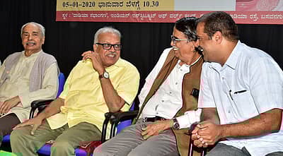 ಲೇಖಕ ಡಾ.ಎನ್.ಎಸ್ ಲಕ್ಷ್ಮೀನಾರಾಯಣ ಭಟ್ಟ, ಸಾಹಿತಿ ಎಚ್.ಎಸ್.ವೆಂಕಟೇಶ ಮೂರ್ತಿ, ಲೇಖಕ ಡಾ.ನಾ ದಾಮೋದರ ಶೆಟ್ಟಿ ಮತ್ತು ವಿಮರ್ಶಕ ಎಚ್.ಎಸ್ ಸತ್ಯನಾರಾಯಣ ಮಾತುಕತೆಯಲ್ಲಿ ತೊಡಗಿದ್ದರು-ಪ್ರಜಾವಾಣಿ ಚಿತ್ರ