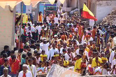 ಕನ್ನಡ ಸಾಹಿತ್ಯ ಸಮ್ಮೇಳನದ ಮೆರವಣಿಗೆಯಲ್ಲಿ ಪಾಲ್ಗೊಂಡಿದ್ದ ಜನ