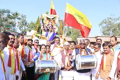 ಬಾಗಲಕೋಟೆ ಜಿಲ್ಲಾ 9 ನೇ ಕನ್ನಡ ಸಾಹಿತ್ಯ ಸಮ್ಮೇಳನದ ಅಧ್ಯಕ್ಷೆ ಡಾ.ಮಲ್ಲಿಕಾ ಘಂಟಿ ಅವರನ್ನು ಮುಖ್ಯ ವೇದಿಕೆಗೆ ಮೆರವಣಿಗೆಯಲ್ಲಿ ಕರೆತರಲಾಯಿತು.