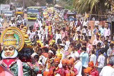 ಮೆರವಣಿಗೆಯಲ್ಲಿ ಹರಿದುಬಂದ ಜನಸಾಗರ