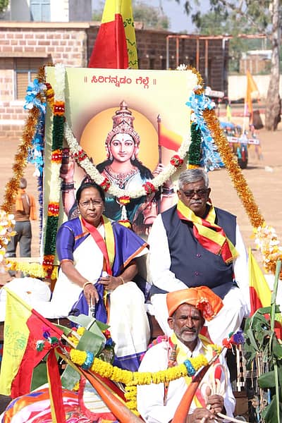 ಬಾಗಲಕೋಟೆ ಜಿಲ್ಲಾ 9 ನೇ ಕನ್ನಡ ಸಾಹಿತ್ಯ ಸಮ್ಮೇಳನದ ಅಧ್ಯಕ್ಷೆ ಡಾ.ಮಲ್ಲಿಕಾ ಘಂಟಿ ಅವರನ್ನು ಮುಖ್ಯ ವೇದಿಕೆಗೆ ಮೆರವಣಿಗೆಯಲ್ಲಿ ಕರೆತರಲಾಯಿತು.