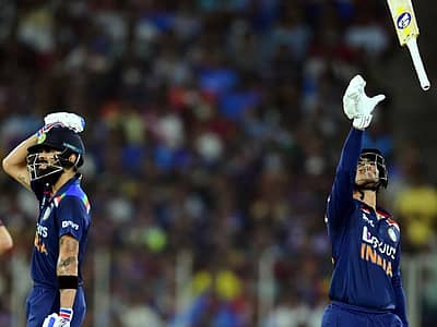 ಇಶಾನ್ ಔಟ್ ಆದ ಸಂದರ್ಭದಲ್ಲಿ ತಲೆಗೆ ಕೈಯಿಟ್ಟು ನಿರಾಸೆ ವ್ಯಕ್ತಪಡಿಸುತ್ತಿರುವ ವಿರಾಟ್ ಕೊಹ್ಲಿ