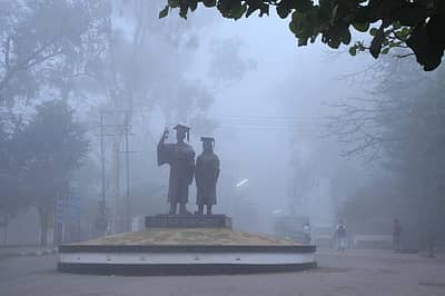 ಧಾರವಾಡದ ಕರ್ನಾಟಕ ವಿಶ್ವವಿದ್ಯಾಲಯದ ಆವರಣ ಸೇರಿದಂತೆ ಸುತ್ತಮುತ್ತ ಬುಧವಾರ ಮುಂಜಾನೆ ದಟ್ಟ ಆವರಿಸಿದ ದೃಶ್ಯಗಳು ಕಂಡು ಬಂದವು. –ಪ್ರಜಾವಾಣಿ ಚಿತ್ರಗಳು/ ಬಿ.ಎಂ.ಕೇದಾರನಾಥ