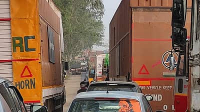 ದಾಬಸ್‌ಪೇಟೆ ಸಮೀಪ ಬೆಳಗ್ಗೆ 4 ಗಂಟೆ ಸುಮಾರಿಗೆ ಎರಡು ಲಾರಿಗಳ ಮಧ್ಯೆ ಅಪಘಾತ ಸಂಭವಿಸಿದೆ