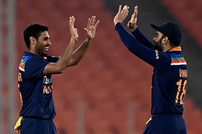 ಗೆಲುವಿನ ರೂವಾರಿ ಭುವನೇಶ್ವರ್ ಕುಮಾರ್ ಮತ್ತು ವಿರಾಟ್ ಕೊಹ್ಲಿ