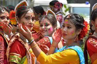 ಪಶ್ಚಿಮ ಬಂಗಾಳದ ಸಿಲಿಗುರಿಯಲ್ಲಿ ಯುವತಿಯರು ಬಣ್ಣ ಹಚ್ಚುವ ಮೂಲಕ ಹೋಳಿ ಹಬ್ಬ ಆಚರಿಸಿದರು.